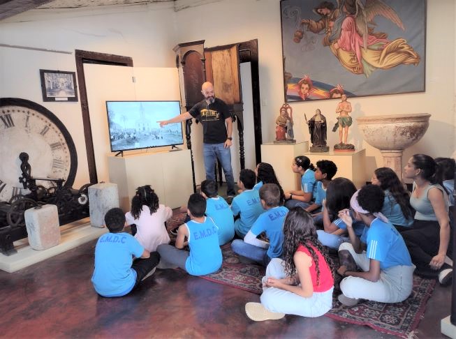 api-modulos/fotos/img/galeria_cat_culturais_493/493/13762/VISITA GUIADA POR ALAÉRCIO E GUSTAVO, E. M. D. COTINHA, PROF. 11.08.2026 (14).jpg